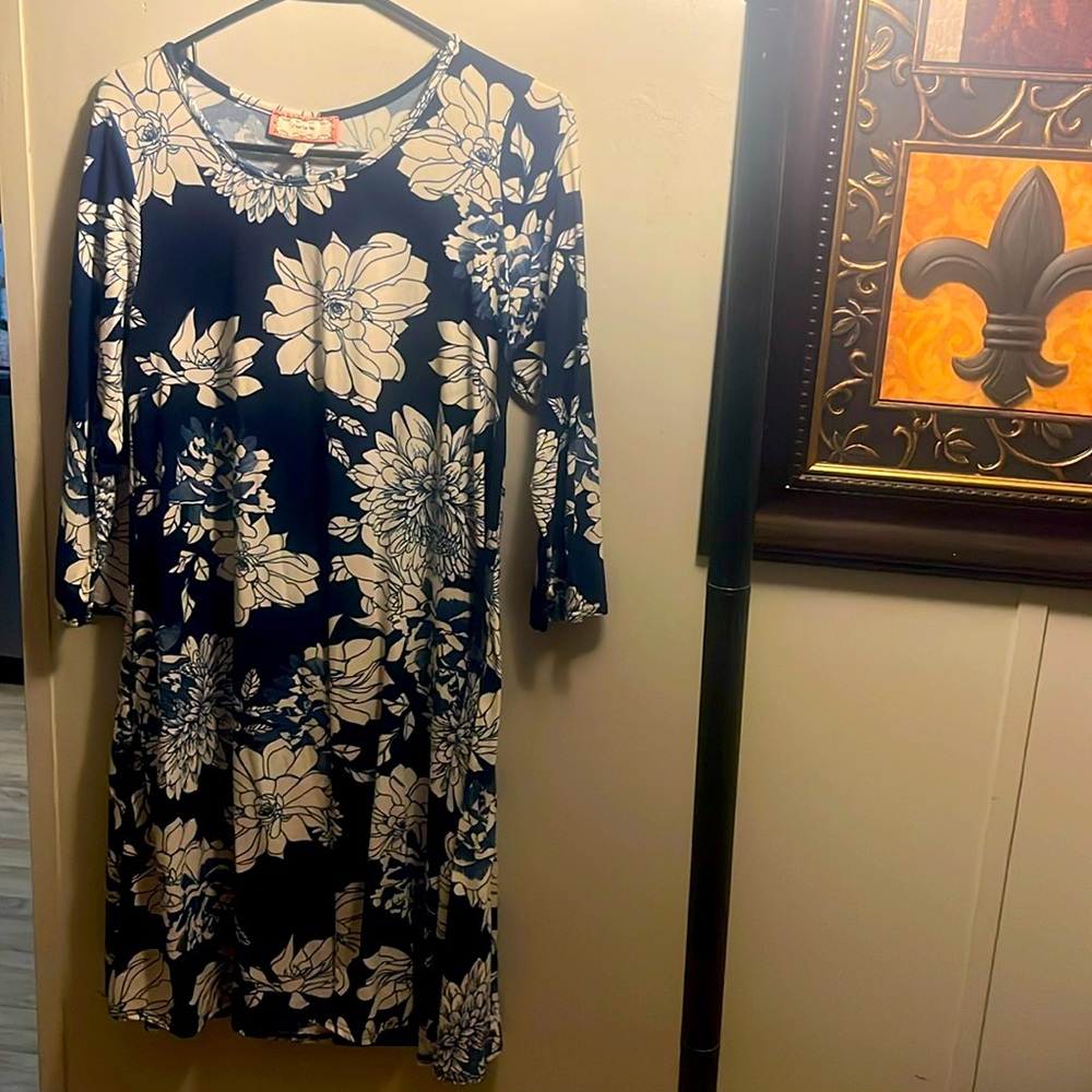 C’est La Vie Women's White and Blue Dress Size Medium